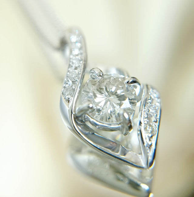 〈SJ-N-125〉K18WGホワイトゴールド・天然ダイヤモンド(0.736/0.08ct）デザインペンダント　ネックレス ソーティング付き　ただいまオープニングセールにつき30％OFF！