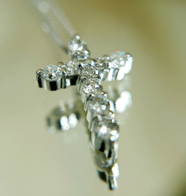〈SJ-N-141〉 プラチナ・　天然ダイヤモンド（0.301ct）クロス（十字架）ペンダント　ネックレス